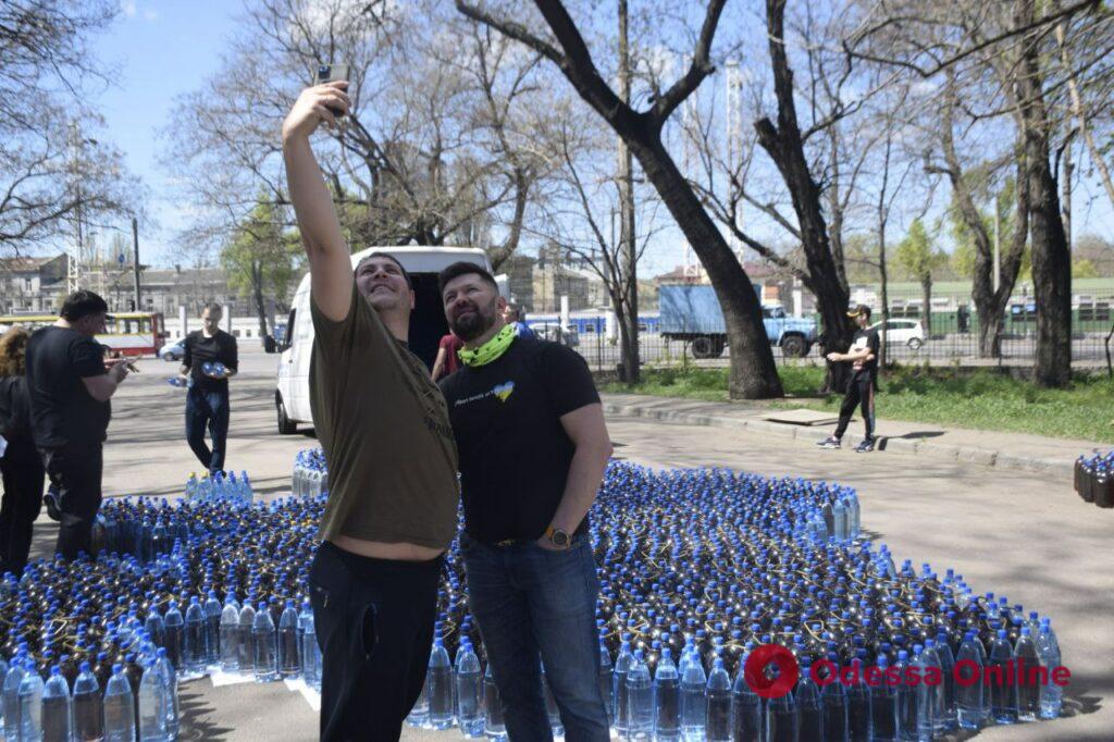 Одесситы отправили в Николаев десять тысяч литров воды, которую купили за деньги, выигранные известным игроком в покер