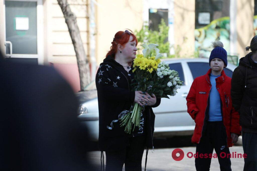 В Одессе простились с семьей, погибшей в результате попадания ракеты в жилой дом