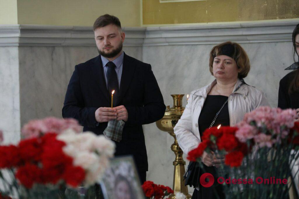В Одессе простились с семьей, погибшей в результате попадания ракеты в жилой дом