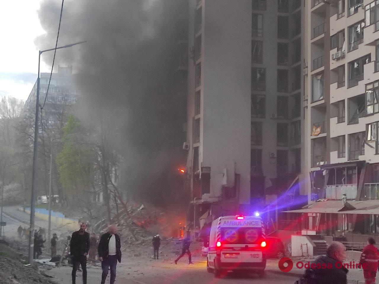 Ракетный обстрел Киева: под завалами многоэтажки нашли труп