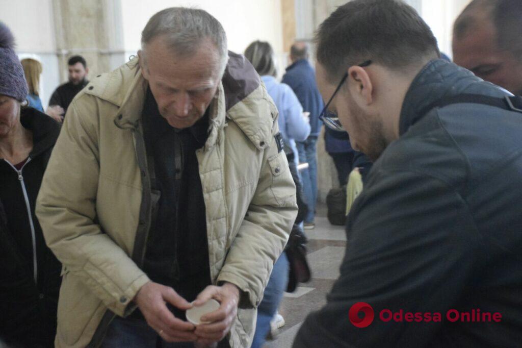 «Успокоить, накормить, помочь»: как в Одессе встречают беженцев (фото)