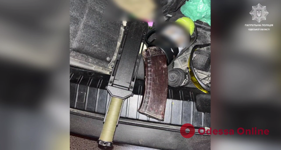 В Одессе пьяный водитель BMW устроил ДТП – в его машине нашли оружие
