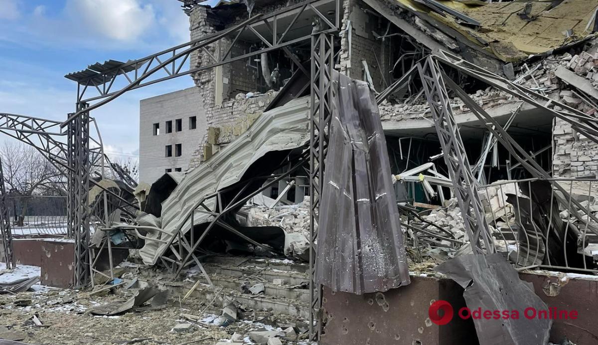 Под завалами жилого дома в Изюме нашли тела 44 человек