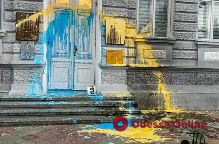 В оккупированном Крыму после задержания исчез парень, обливший синей и желтой красками «городскую администрацию» в Евпатории