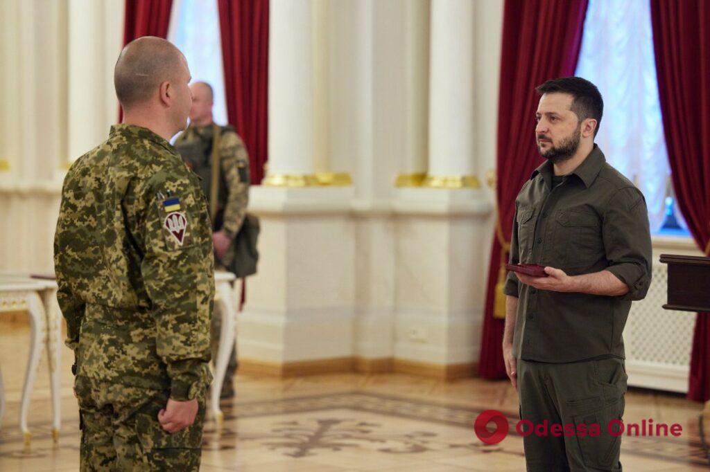 Зеленский вручил награды военным и членам семей погибших защитников