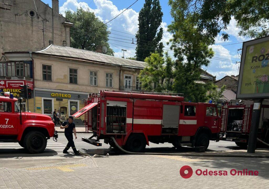 В центре Одессы горит жилой дом (обновлено)
