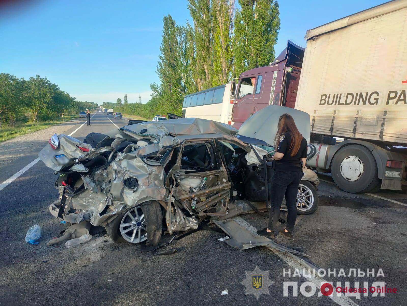 На трассе Одесса-Рени столкнулись грузовик и две легковушки – пять пострадавших