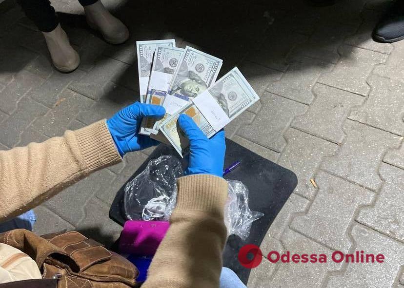 В Одессе будут судить мошенницу, которая пыталась выманить у экс-прокурора 40 тысяч долларов