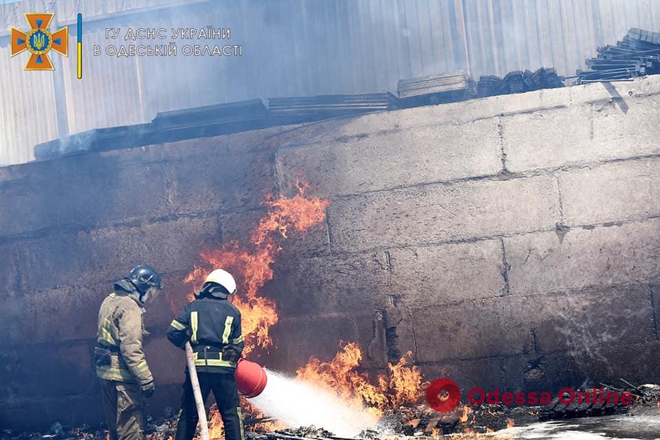 В Одессе тушили пожар на территории «Эпицентра»