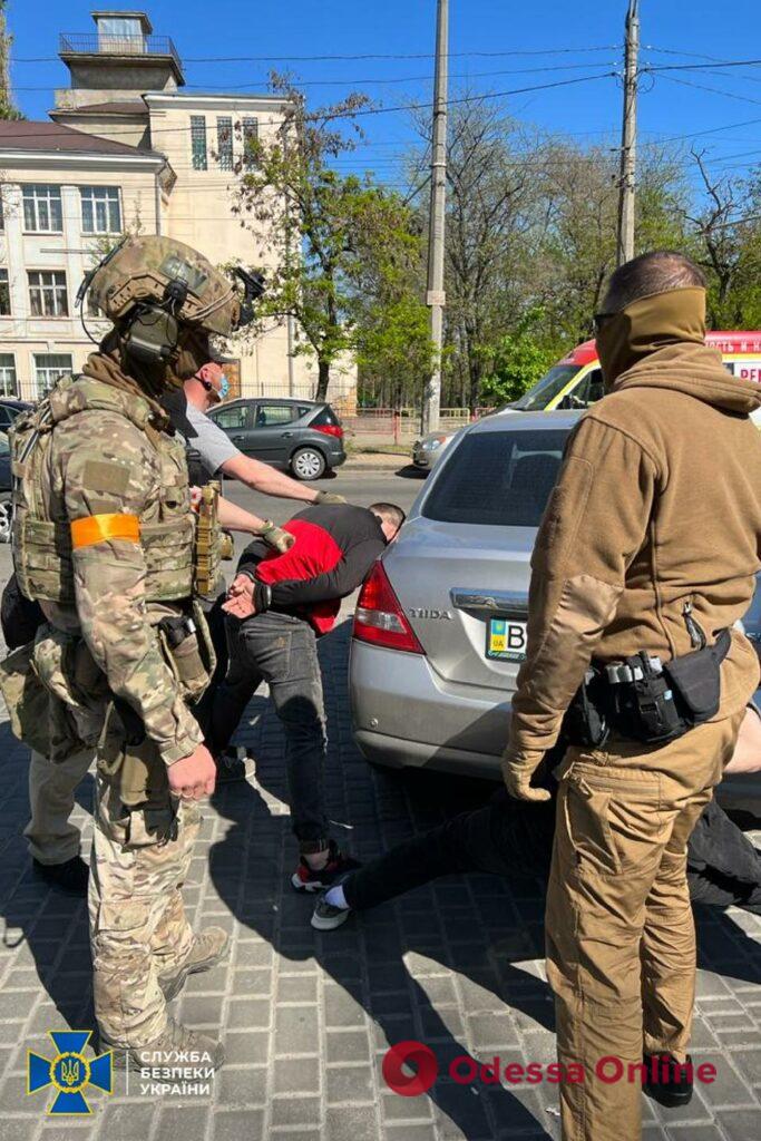 Запугивали и «выбивали» деньги: в Одессе сотрудники СБУ задержали членов криминальной группировки