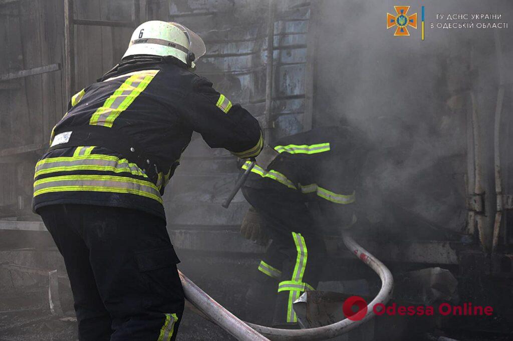 Одесские спасатели потушили масштабный пожар, возникший в результате ракетного обстрела (фото, видео)