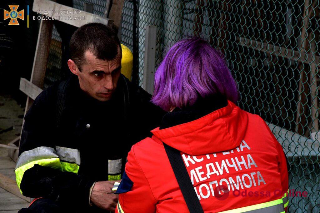 Одесские спасатели потушили масштабный пожар, возникший в результате ракетного обстрела (фото, видео)