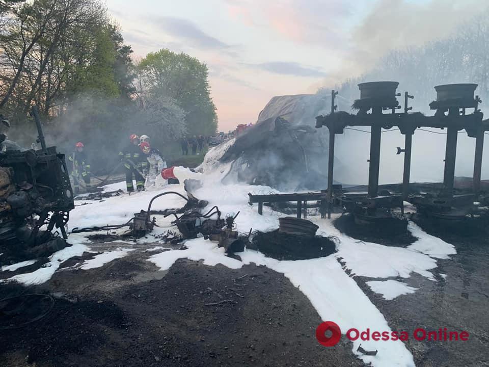 В Ровенской области столкнулись автобус, легковушка и бензовоз: погибли 17 человек