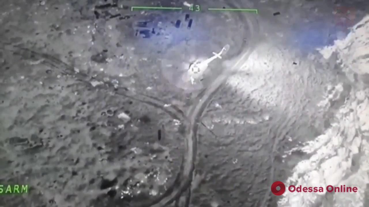На Змеином «Байрактар» уничтожил вертолет рашистов с десантом (видео)
