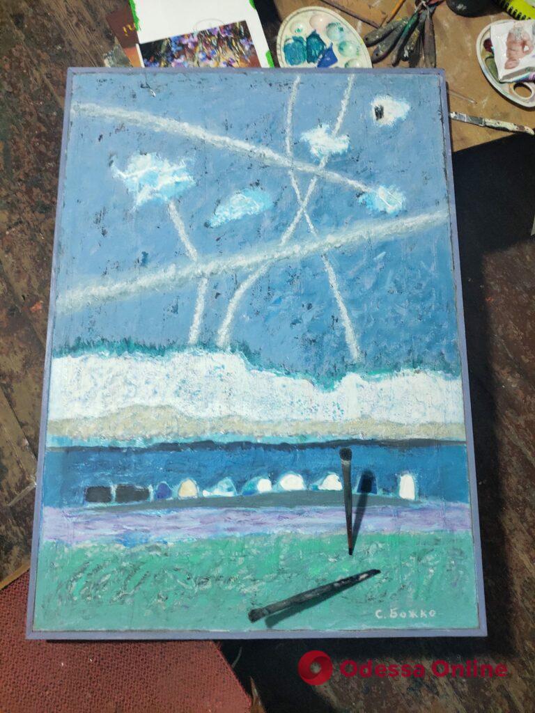 Война внесла свои штрихи: последствия ракетного обстрела «отпечатались» на картине одесского художника (фото)