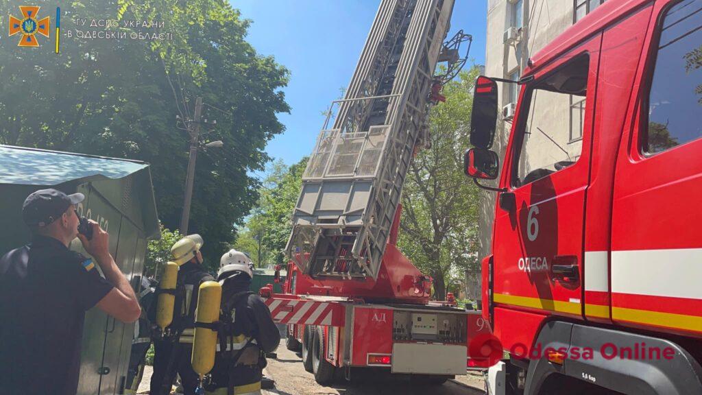В Одессе во время пожара в квартире спасли пожилую женщину