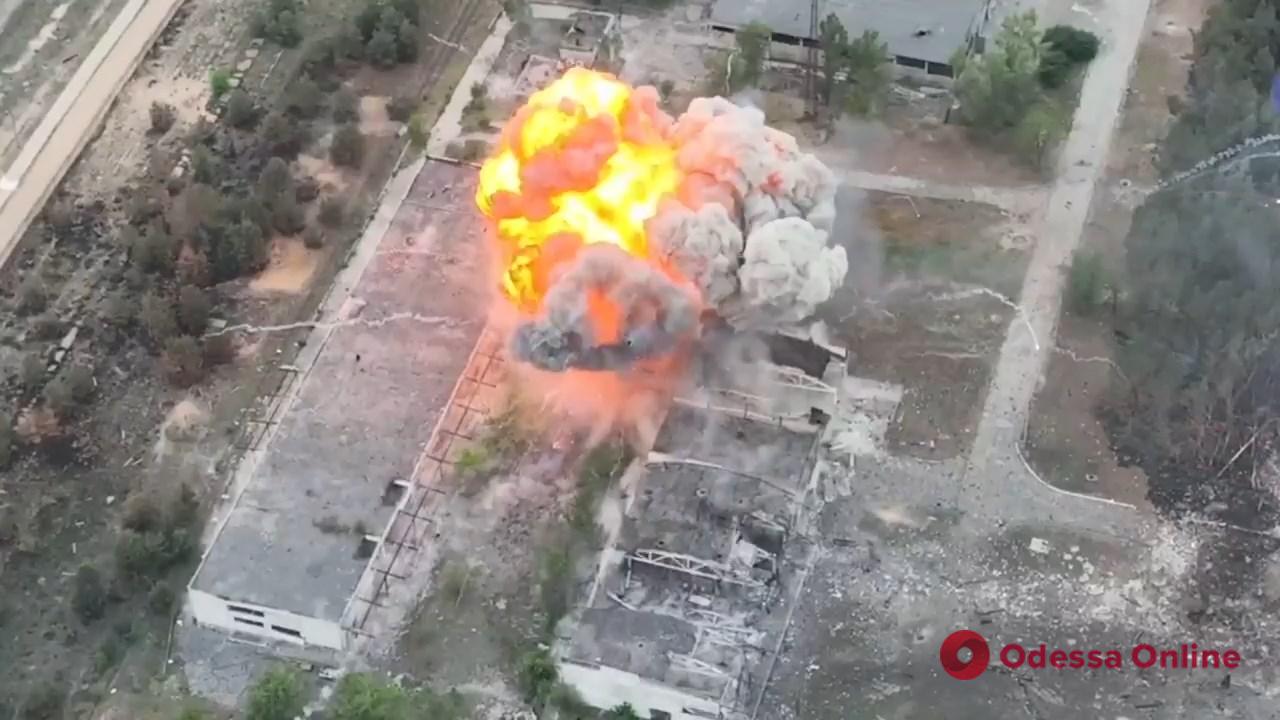 Украинские артиллеристы мастерски уничтожили «Тюльпан», из которого рашисты разрушили мост между Северодонецком и Лисичанском (видео)