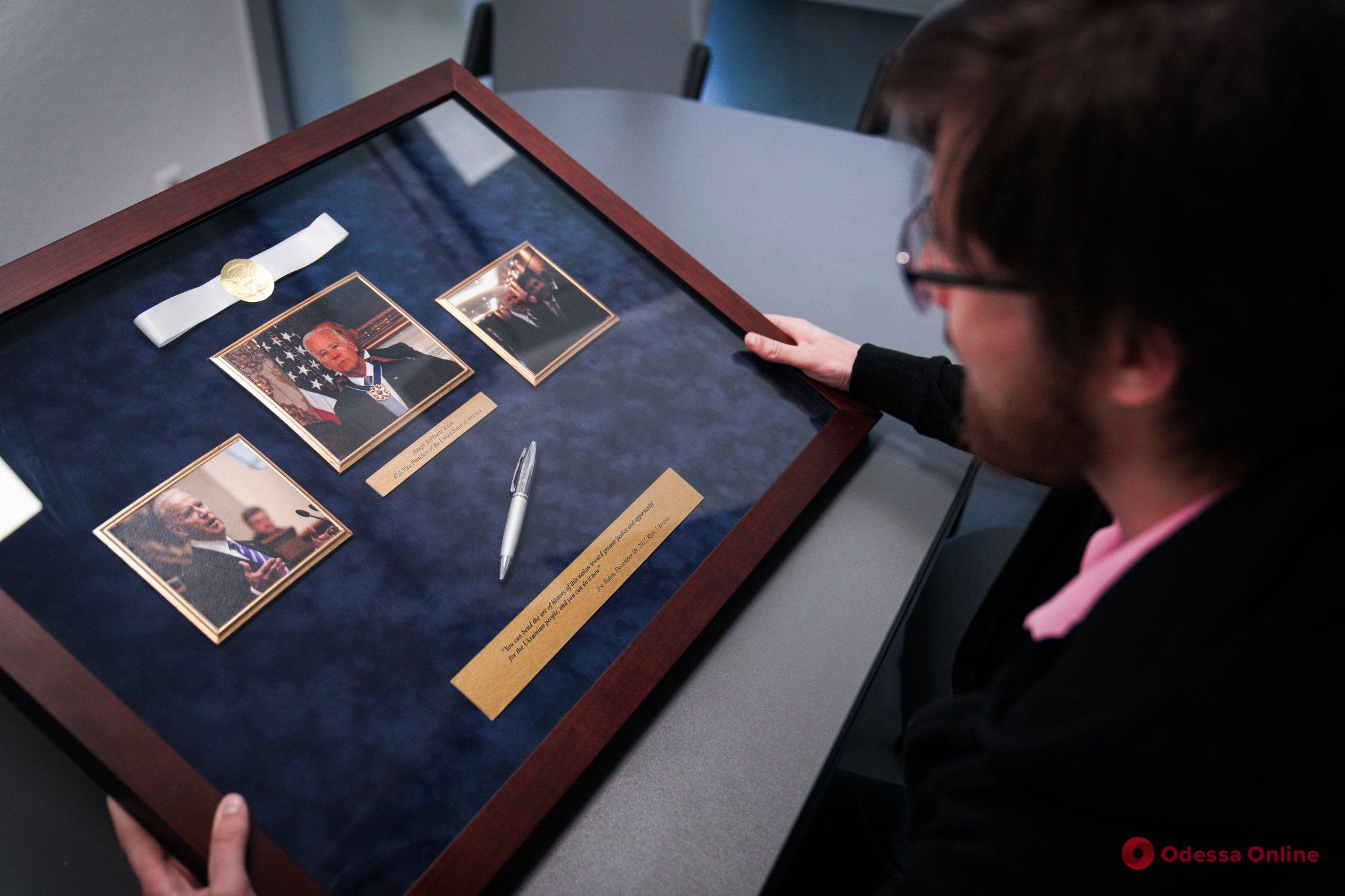 Именную ручку Джо Байдена продали на аукционе: деньги пойдут на пикапы для ВСУ