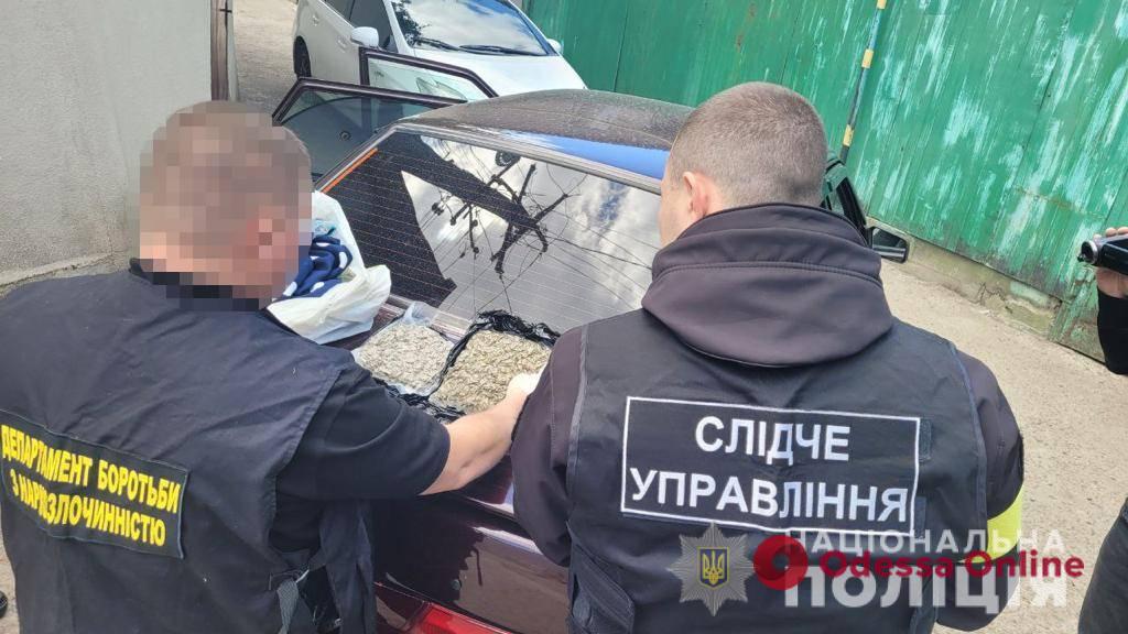 Продавали оптом «травку» в трех областях: в Одессе поймали пенсионерок-наркоторговок