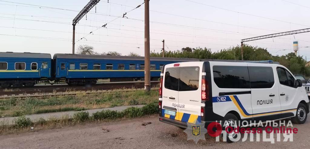 Шел в наушниках: в Одесской области 20-летний парень попал под поезд