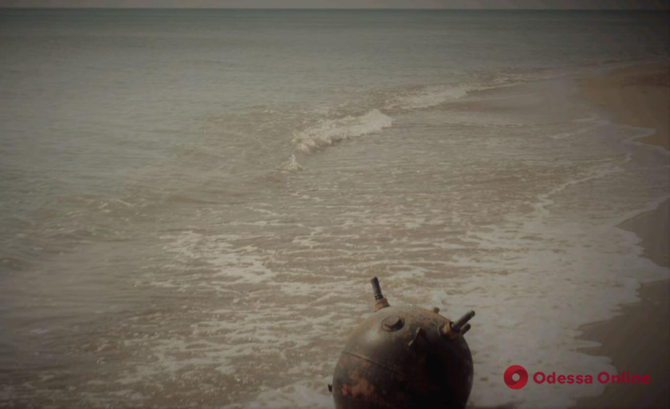 В Одесской области на побережье вынесло российскую морскую мину (видео)