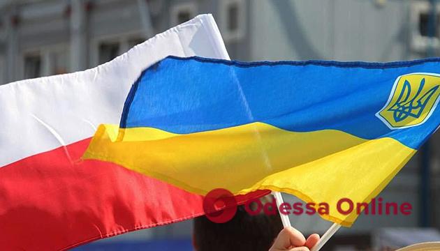 Зеленский анонсировал особый статус для поляков в Украине