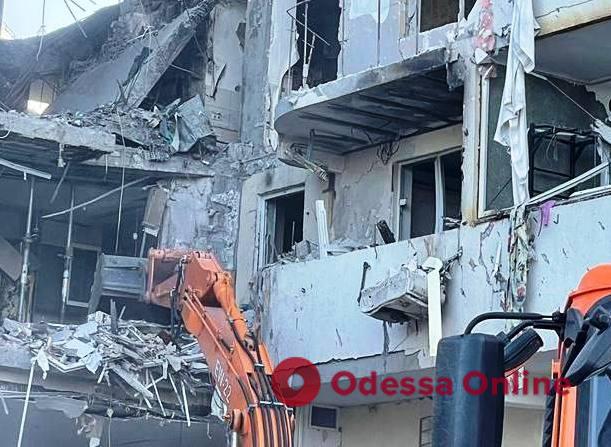 Одесские коммунальщики вывезли 600 тонн разрушенных конструкций из жилой многоэтажки, в которую прилетела российская ракета