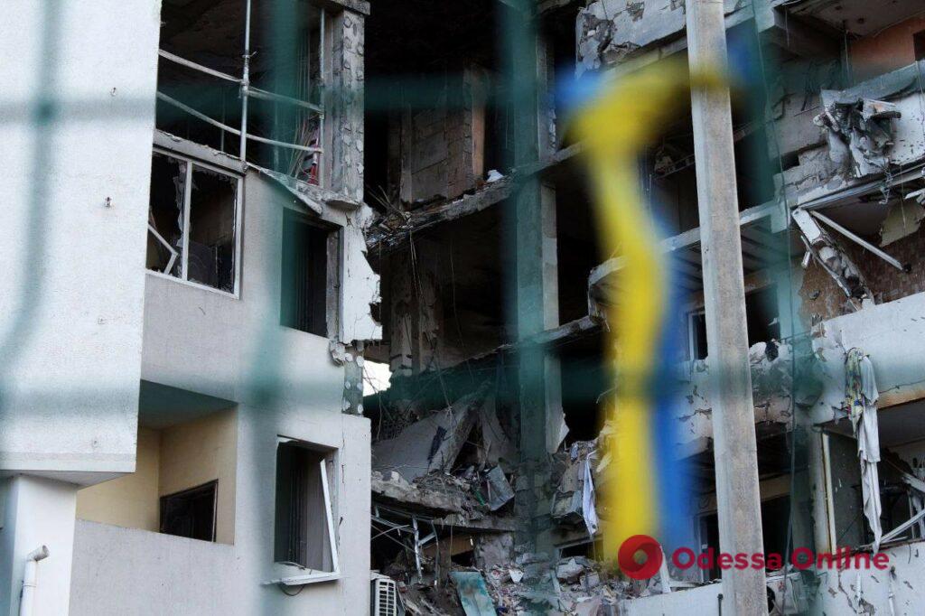 Одесские коммунальщики вывезли 600 тонн разрушенных конструкций из жилой многоэтажки, в которую прилетела российская ракета