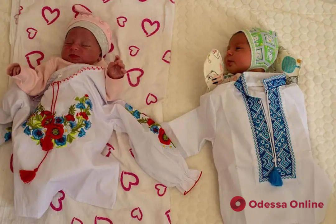 В одесских роддомах новорожденным дарили маленькие вышиванки
