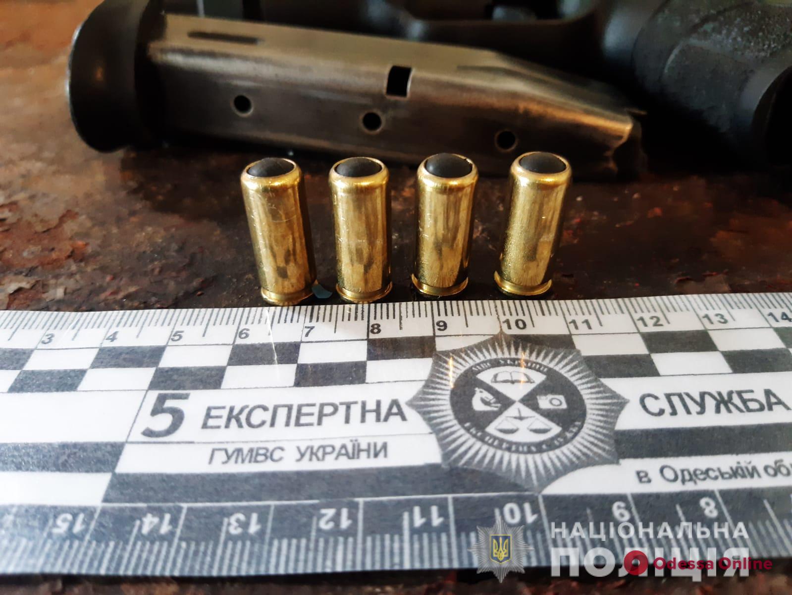 В Одессе женщина нашла пистолет и случайно прострелила себе ногу