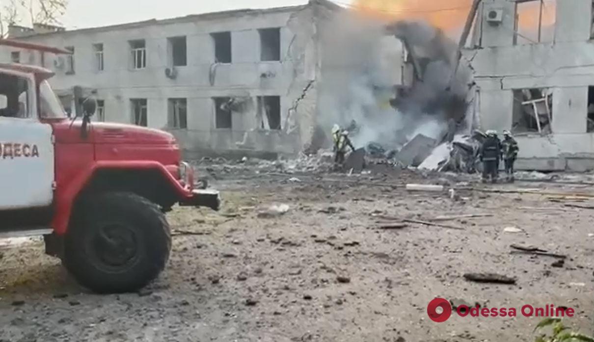 Одесские спасатели ликвидируют последствия вражеского ракетного обстрела (видео)