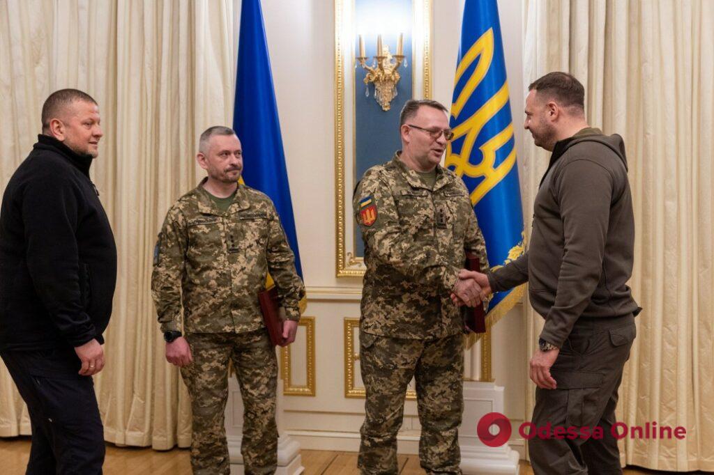 Зеленский вручил ордена «Золотая Звезда» украинским военнослужащим, которым присвоено звание Героя Украины