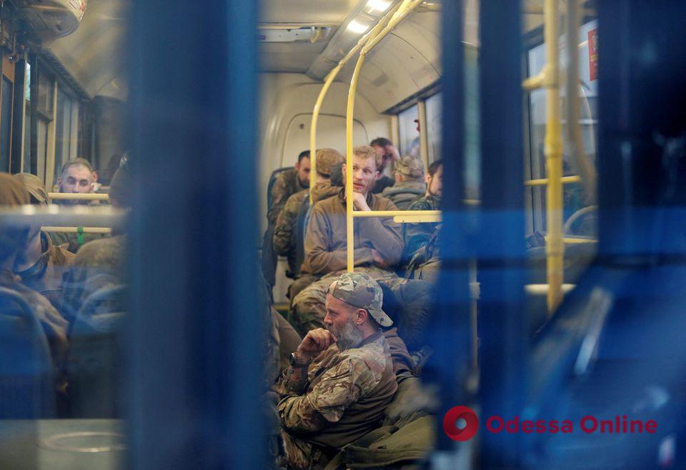 Семь автобусов с украинскими военными выехали с территории «Азовстали» (обновлено)