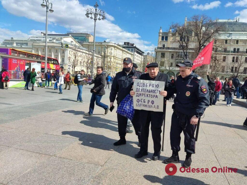 Сбой системы: в Москве полиция задержала пенсионера с плакатами в поддержку путина и фсб