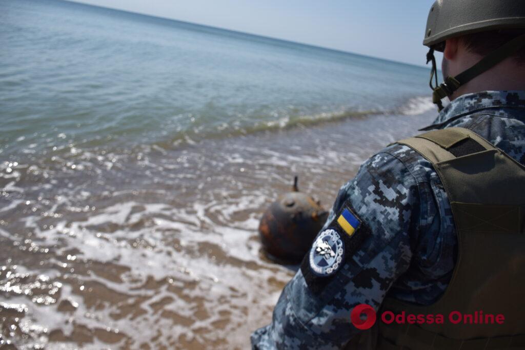 В Одесской области взорвали российскую морскую мину (фото, видео)