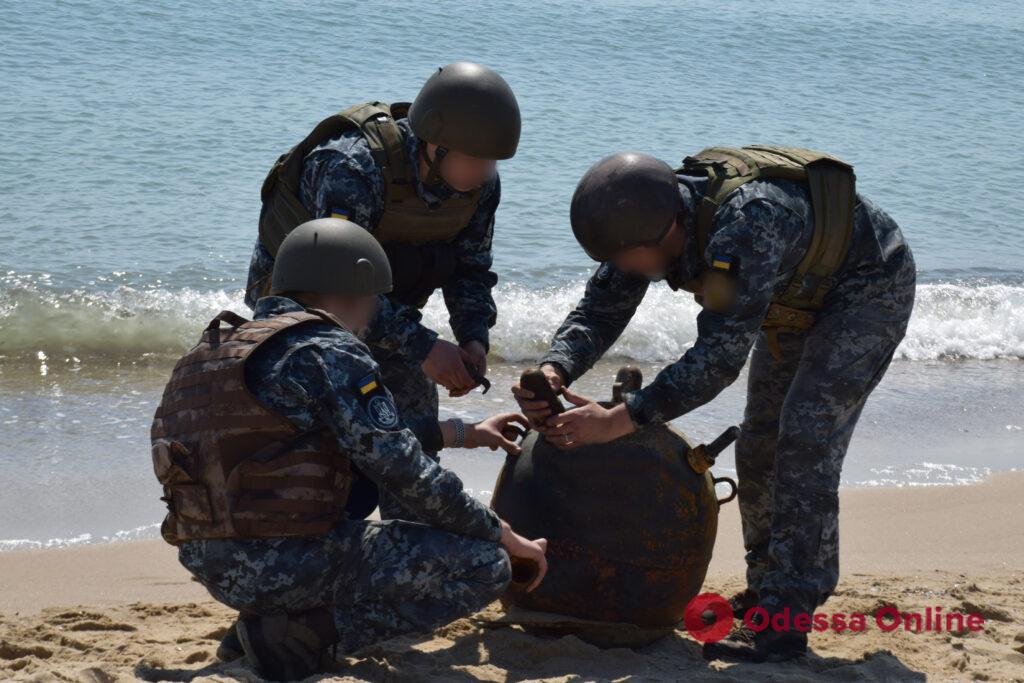 В Одесской области взорвали российскую морскую мину (фото, видео)