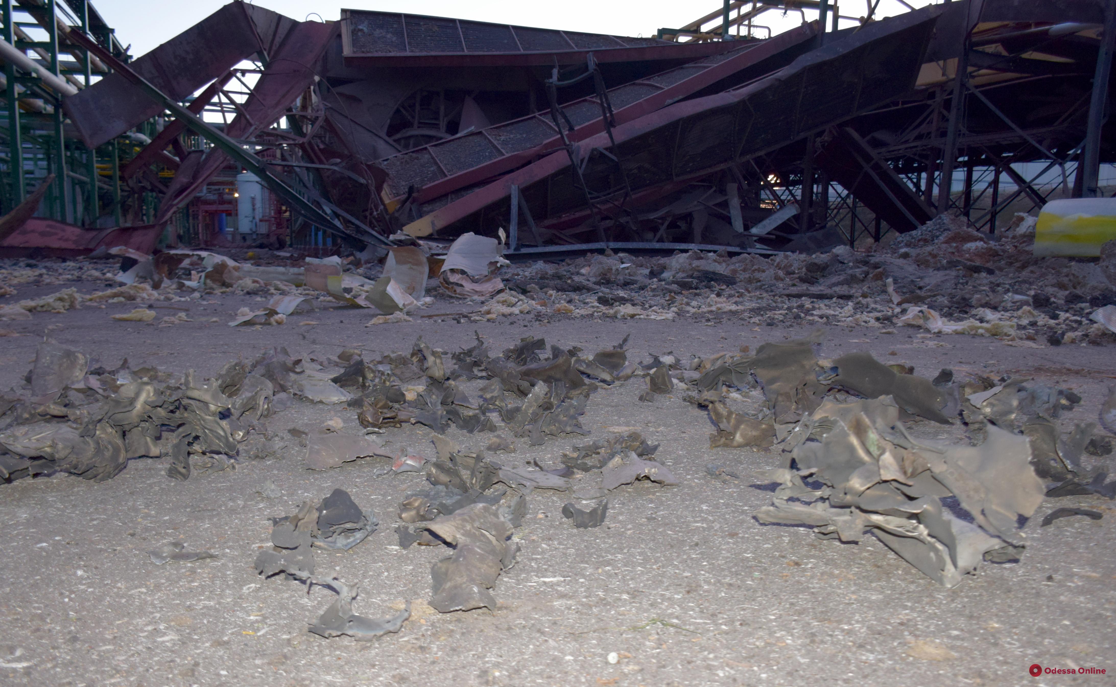 Воронка и разрушение промышленных объектов: последствия вечернего ракетного удара по Одесской области (фото)