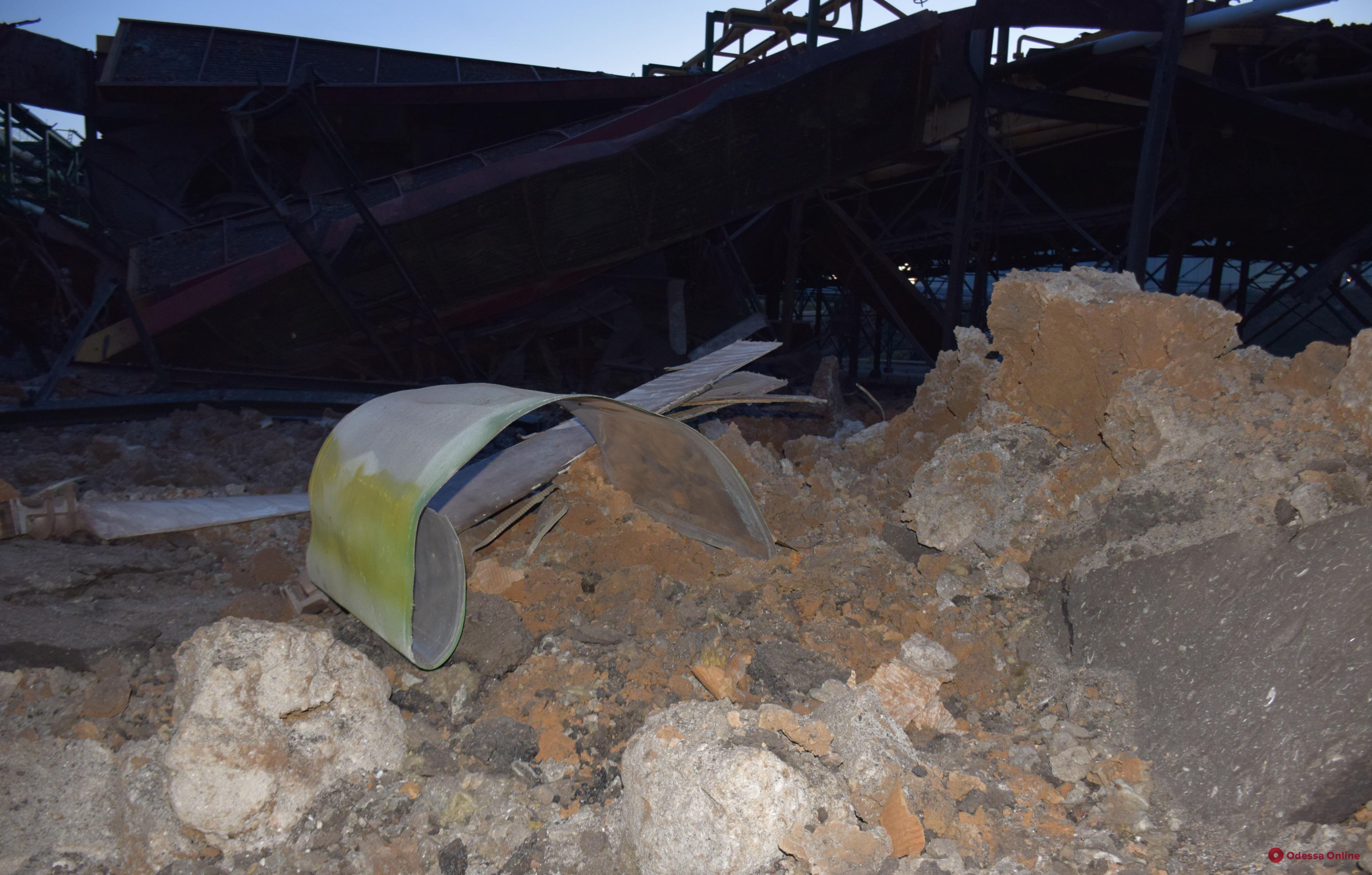 Воронка и разрушение промышленных объектов: последствия вечернего ракетного удара по Одесской области (фото)