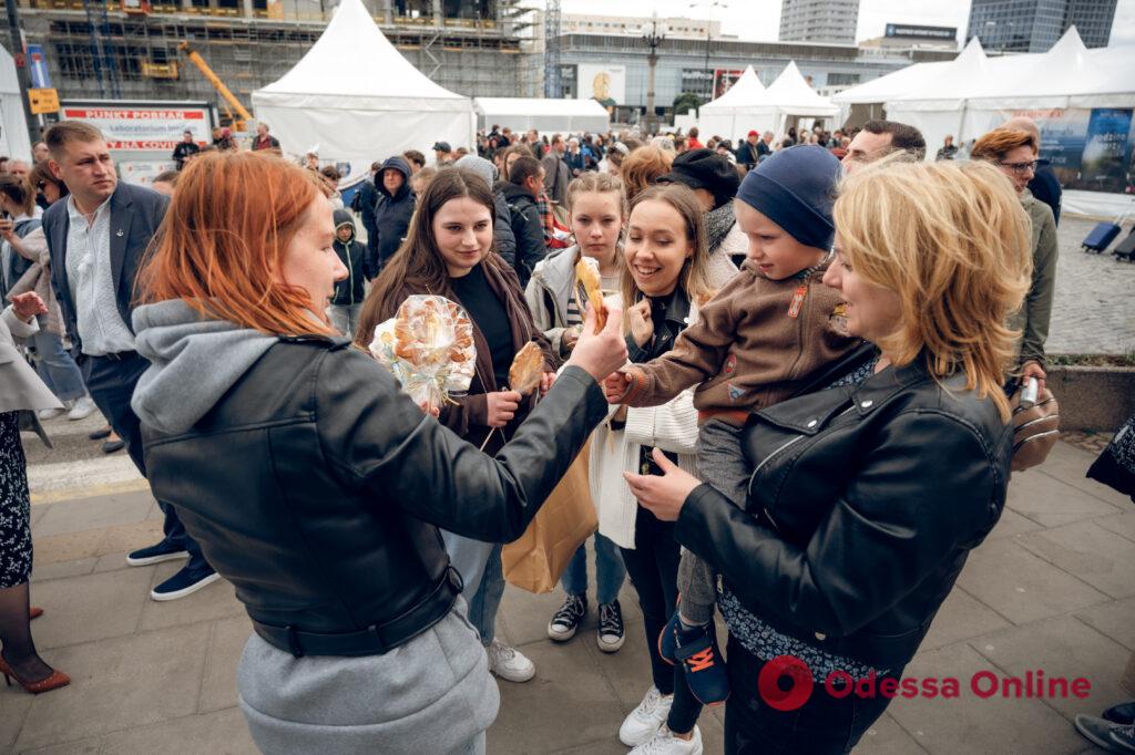 В Варшаве одесситка угощала поляков пряниками в знак благодарности за помощь украинцам
