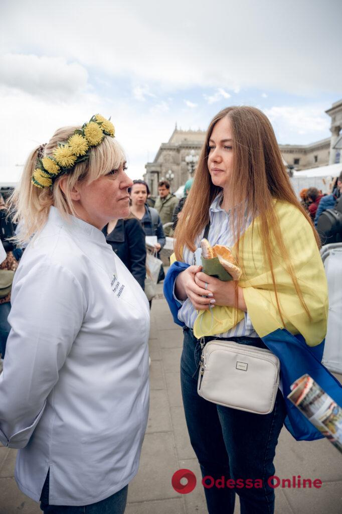 В Варшаве одесситка угощала поляков пряниками в знак благодарности за помощь украинцам