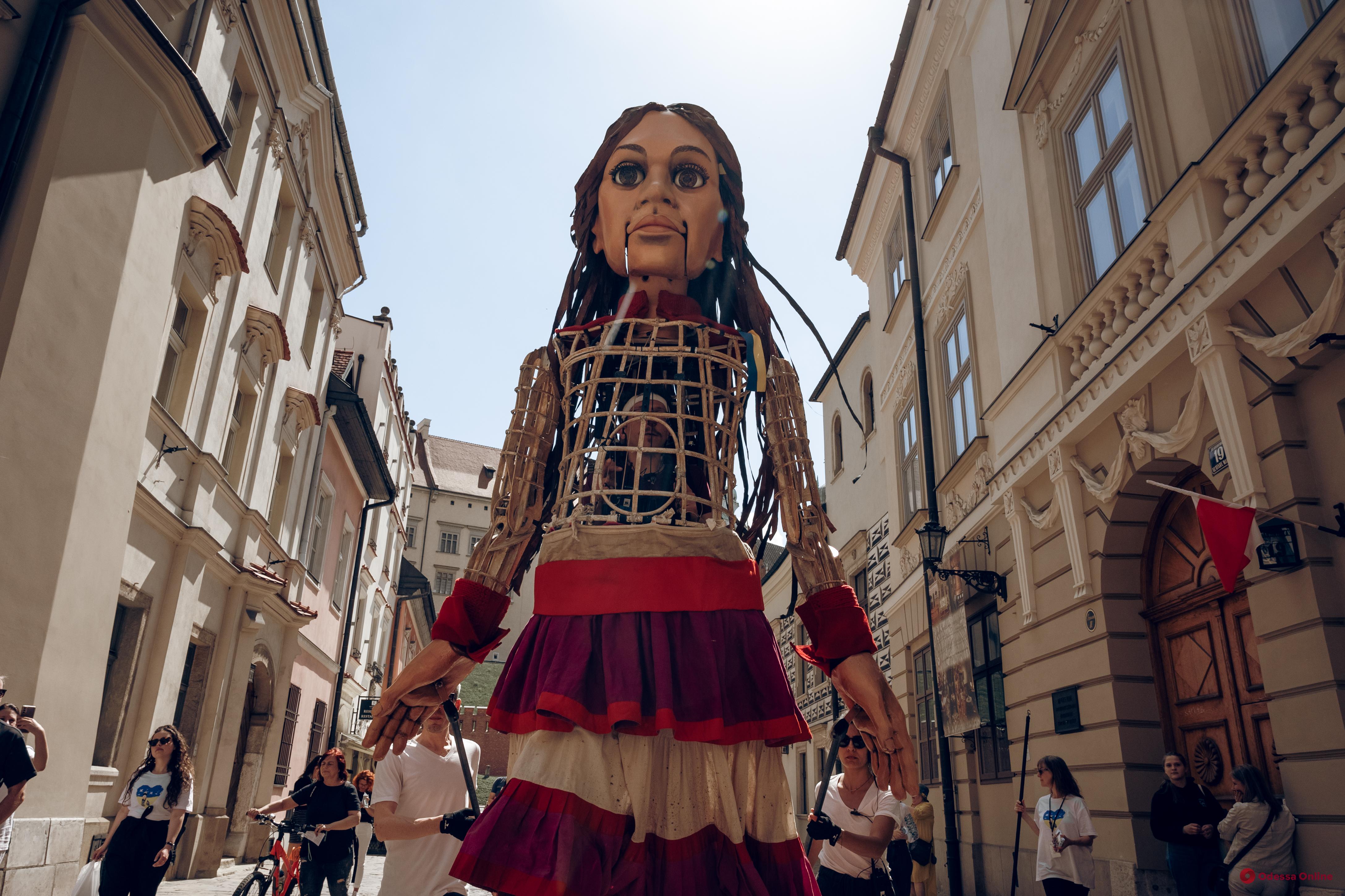 Кукла-марионетка Амаль приехала в Краков, чтобы поддержать украинцев