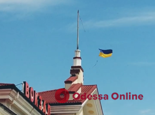 На вокзале временно оккупированного Херсона подняли флаг Украины