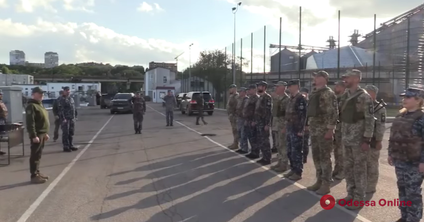 В Одессе министр обороны наградил защитников Украины огнестрельным и холодным оружием