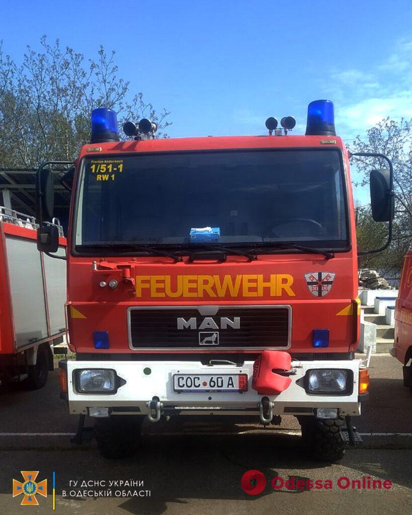 Одесским спасателям передали 16 машин спецтехники из Германии