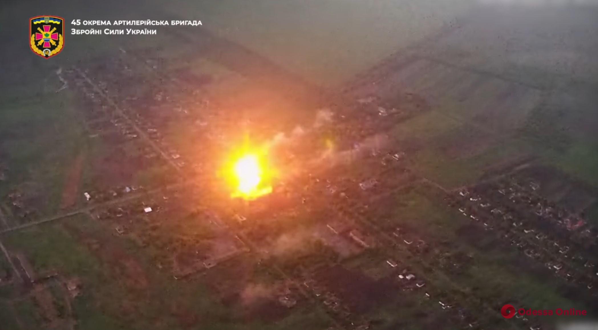 Украинская артиллерия эффектно уничтожила вражеский склад с боеприпасами (видео)