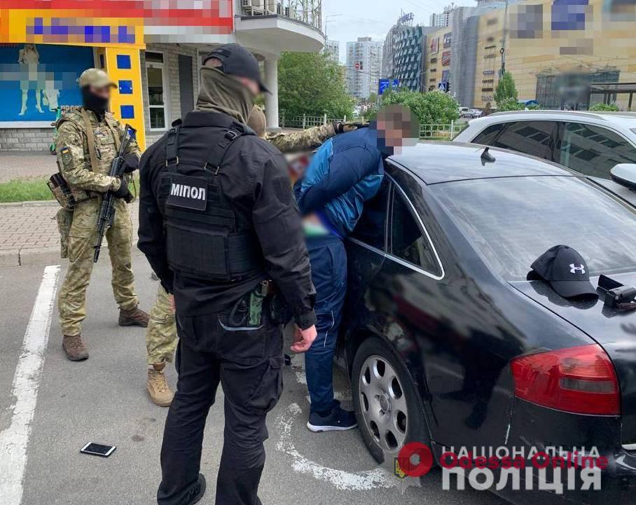 В Одессе задержали мужчину, который за девять тысяч долларов вывозил из страны «уклонистов»