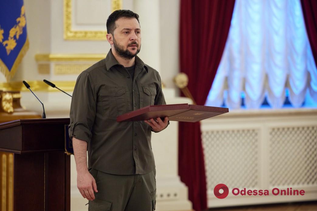 Зеленский вручил награды военным и членам семей погибших защитников