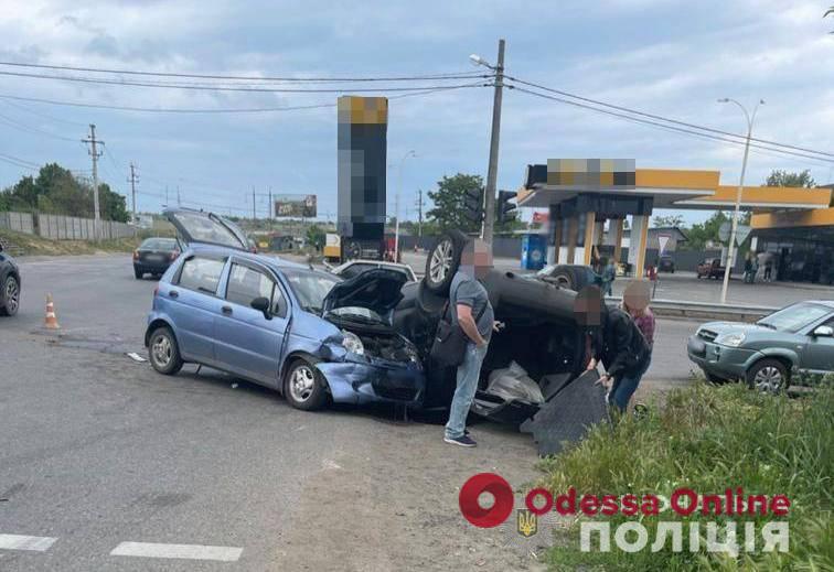 Под Одессой столкнулись два авто: одно перевернулось