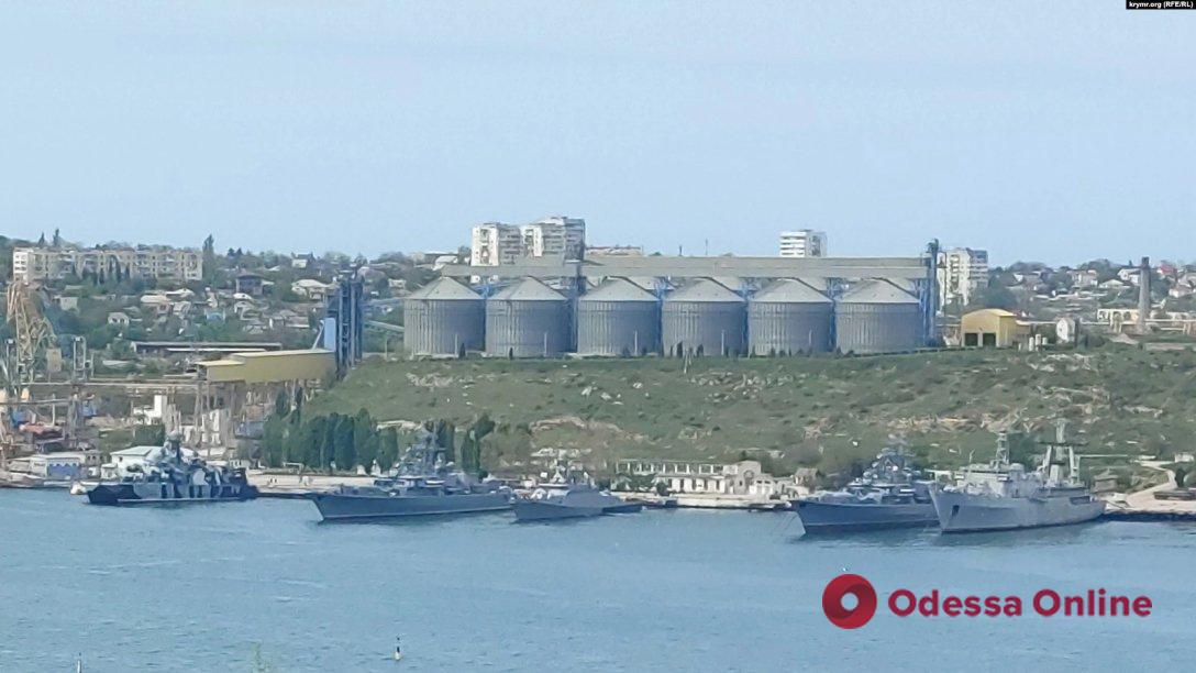 Оккупанты оставили на патрулировании в Черном море два корабля – ОК «Юг»