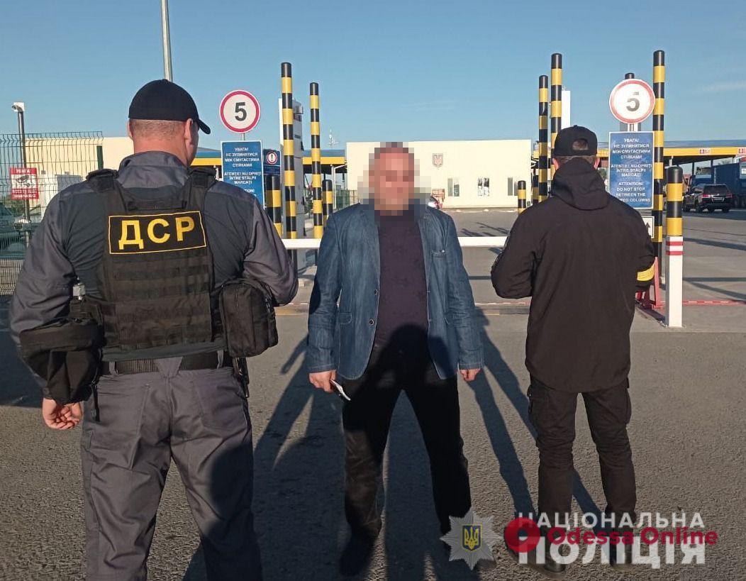 Одесские полицейские выдворили из Украины криминального авторитета: он был в санкционном списке СНБО